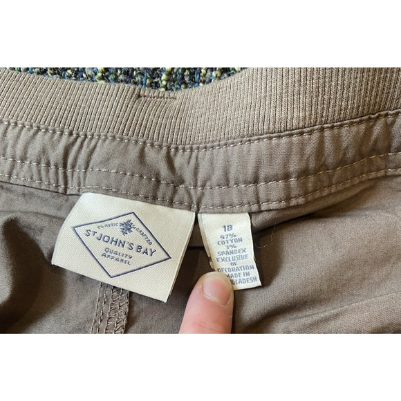 St. John's Bay Womens Mid Rise 11" Bermuda Short brown 18 cargo shorts NWT - Picture 4 of 5